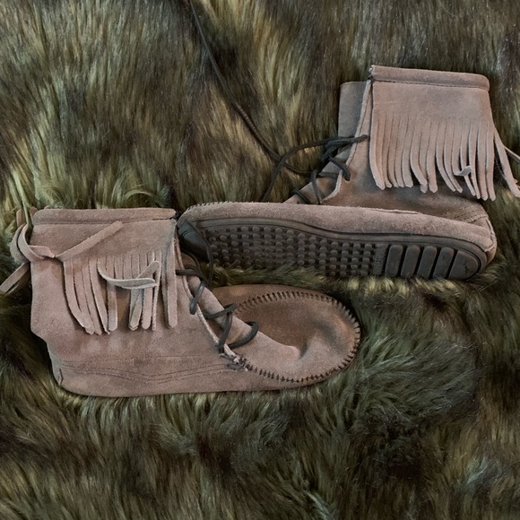 Minnetonka Shoes - Minnetonka Tramper Boot Grey